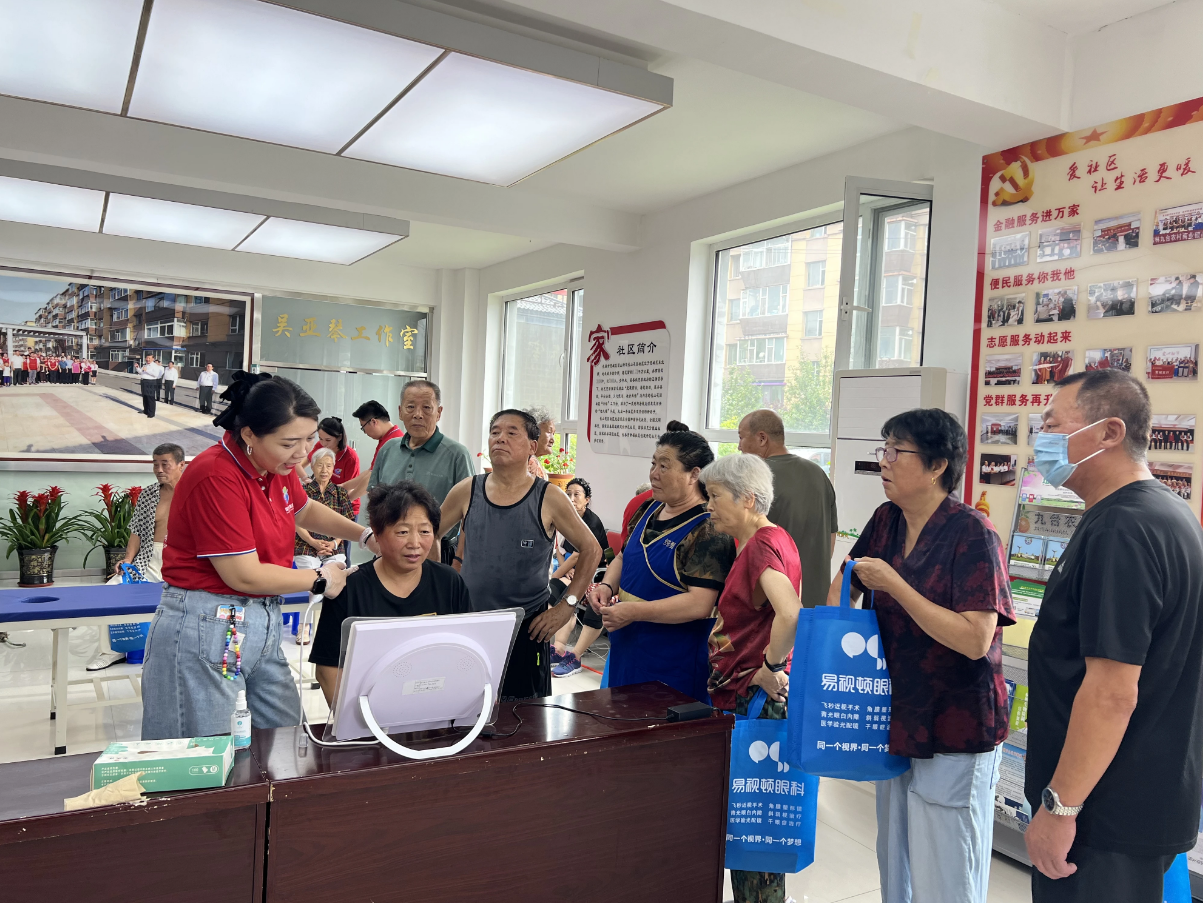生物家与团山街道共庆八一，携手开展科技养生体验志愿服务活动。